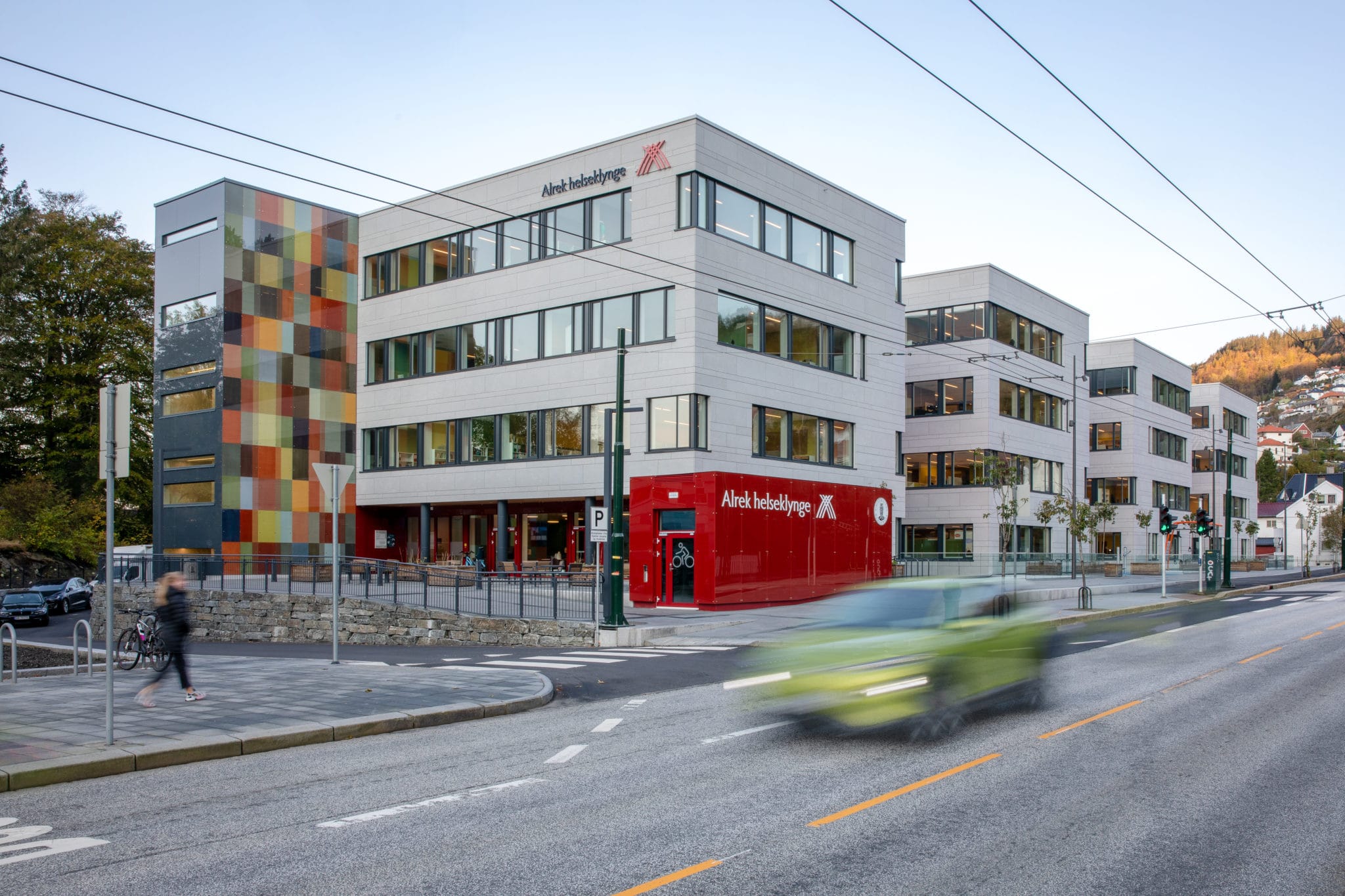 Fasaden av Alrek Helseklynge i Bergen. Foto.